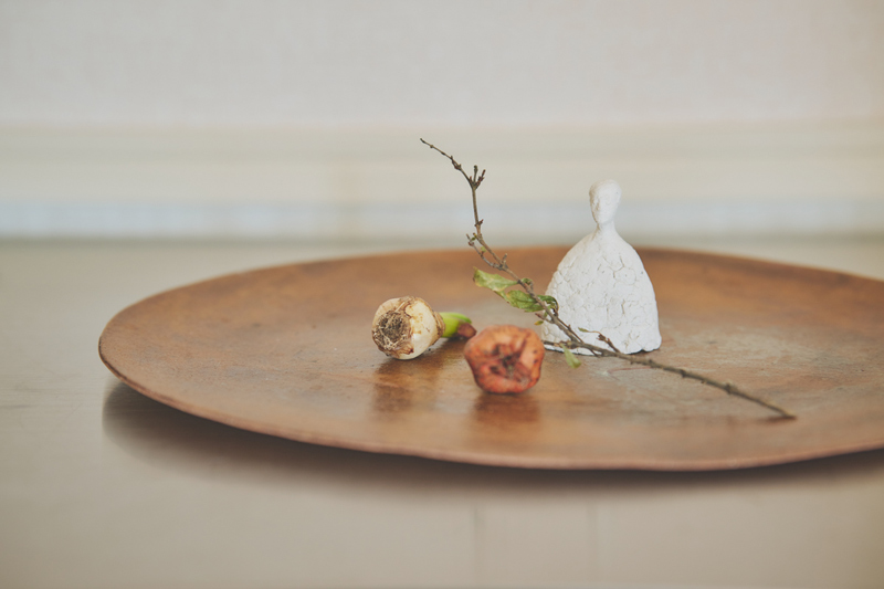 画像: 山で拾った木の実をオブジェと一緒に飾って、インテリアの一部に