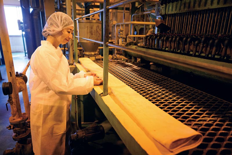 画像: 「この厚手のコットンでろ過するんですね」と真藤さん