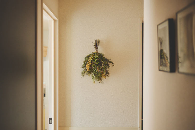 画像: 吉原さんの家の玄関に飾られたスワッグ。飾り始めから3カ月経つそうですが、みずみずしい色合い
