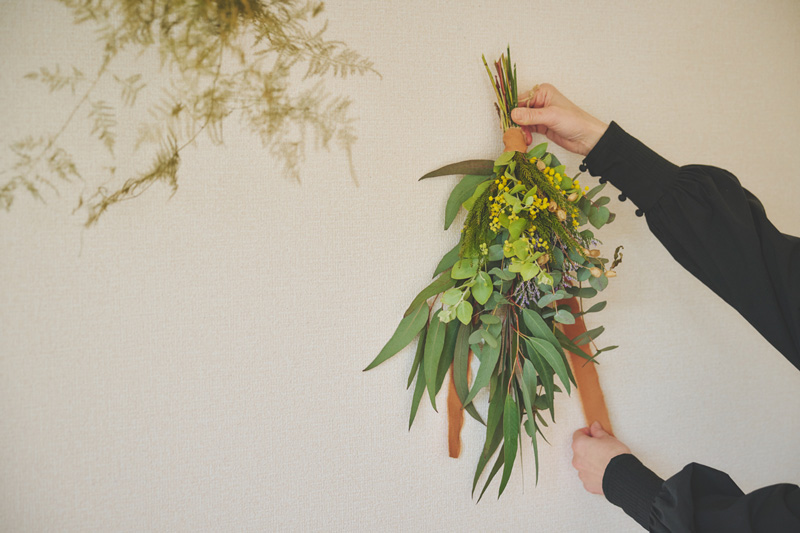 画像: リボンの先は壁にたらして飾る