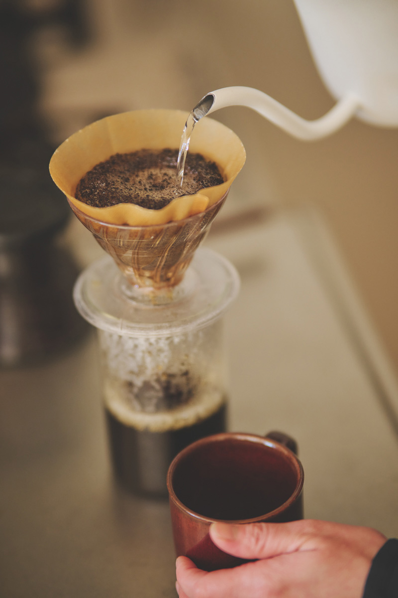 画像: 「コーヒーを淹れる時間も好き」と吉原さん。よく飲むのは、個人で自家焙煎を手がける葉山の「珈琲 田川」の豆