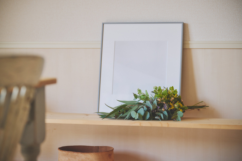 画像: 吉原さんお気に入りという写真は、写真家、萬田康文さんによる雪山の風景。雪山の白にスワッグが映える