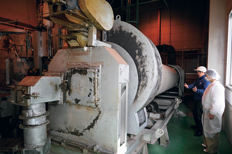 画像: その日のごまの状態に合わせて温度と時間を決めて焙煎する