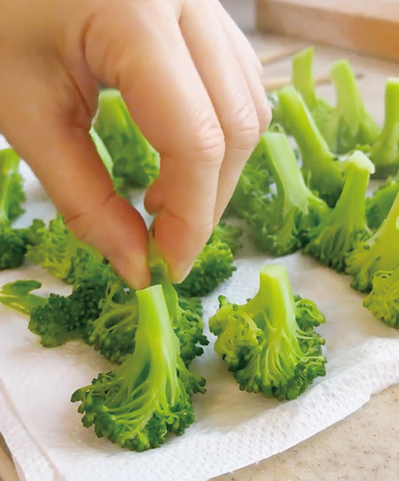 画像: ブロッコリーは軸を上にしてキッチンペーパーにのせると、手早く水気がきれます