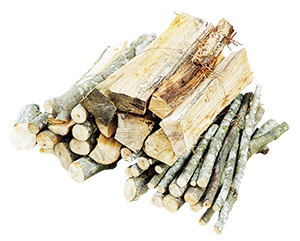 画像: 暖かい時期に薪割りを