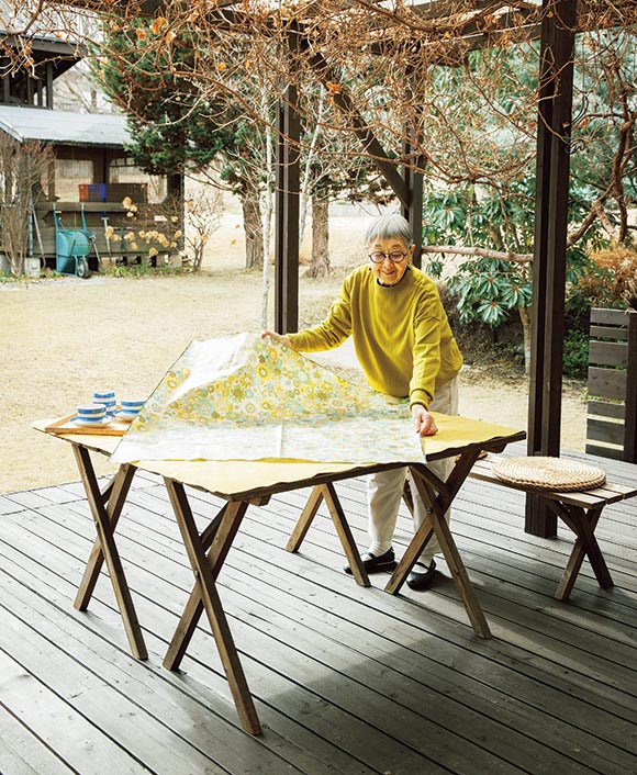 画像: 縁にジグザグミシンをかけただけという簡単クロス。糸の色を黒にして少しシャープに