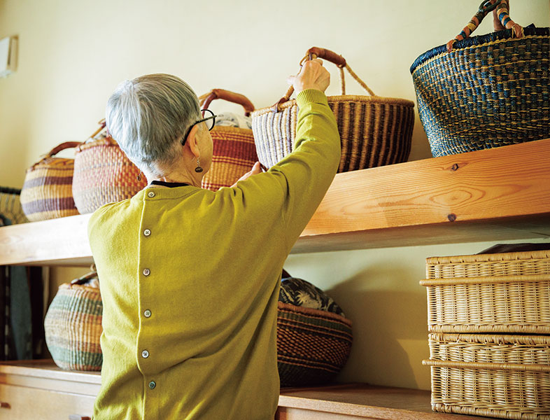 画像: 春ものを入れたバスケットを寝室の棚に並べ、それまであった冬ものが入ったバスケットは、そのまま屋根裏のクローゼットへ運ぶ。これで衣替えのたびに服を入れ替える手間が一気に解消