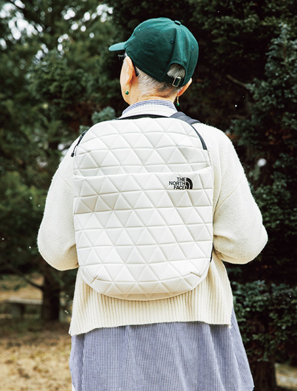 画像: 白いリュックはなかなか気に入るものが見つからず、「ザ・ノース・フェイス」のリュックに出合い購入