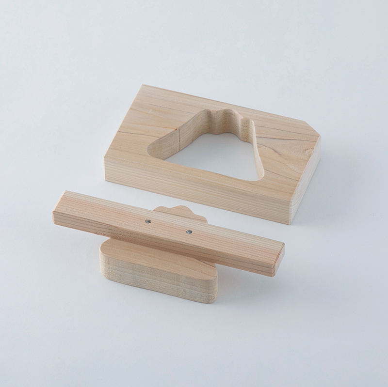 画像: 寸法：幅10.8×奥行き8×高さ3cm（縦10.5×横7.8×厚み3cm）（編集部調べ）　質量：315g　材質：ヒノキ　デザイン展開：9種