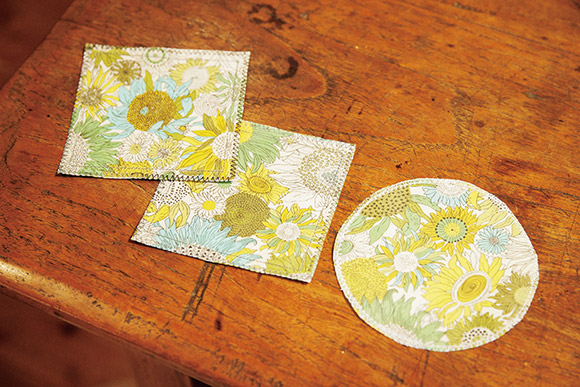画像: テーブルクロスの残り生地でつくったコースター。こちらもジグザグミシンで縁をかがり仕上げている