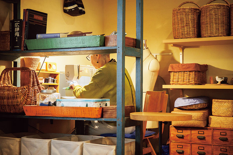 画像: リビングの一角が德田さんのアトリエ。居心地がいい空間