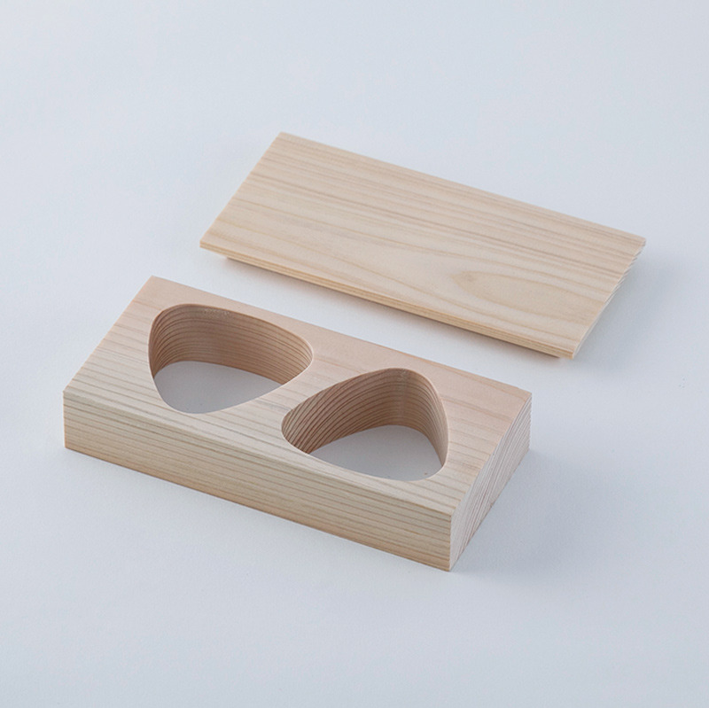 画像: 寸法：幅16.5×奥行き8×高さ4cm（縦6.5×横6.8×厚み3cm）　質量：160g（編集部調べ）　材質：ヒノキ