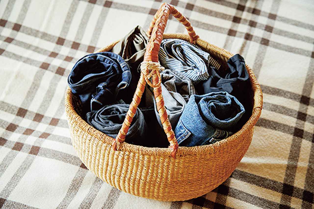 画像: 東京・吉祥寺で購入したアフリカのブルキナバスケットに、トップスとボトムスに分けて収納