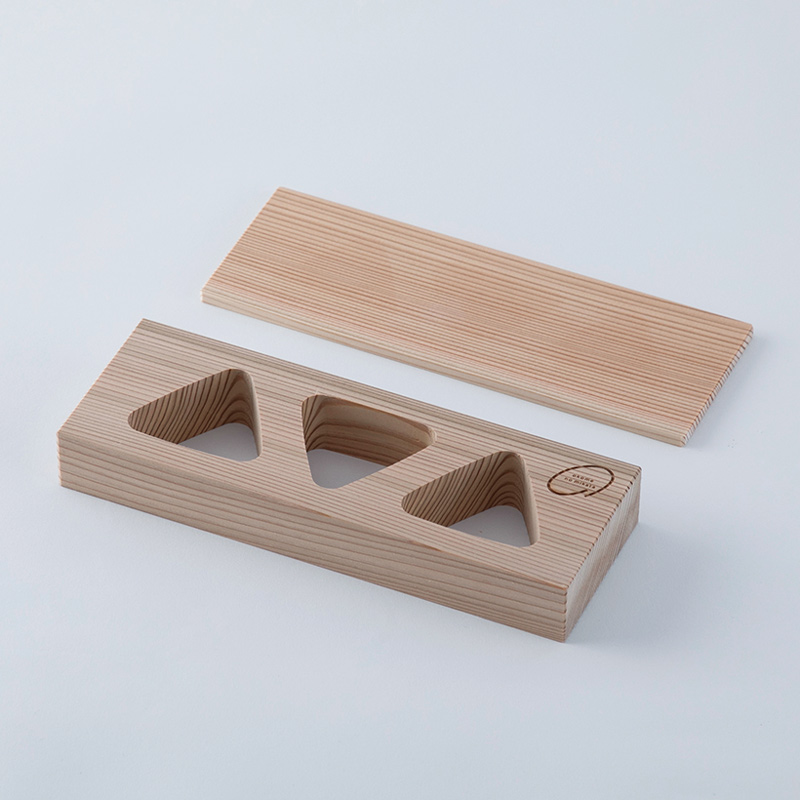 画像: 寸法：幅22.5×奥行き8×高さ3.8cm（縦6.4×横6.2×厚み3cm）　質量：181g（寸法、質量ともに編集部調べ）　材質：スギ　サイズ展開：Mもあり