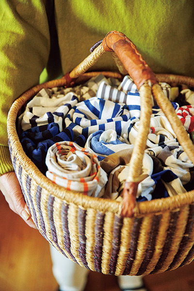 画像: 日常に着る春物のトップスを入れたかご。服を選ぶのも取り出すのも簡単