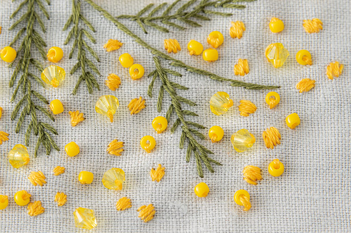 画像: ビーズを縫いつけは、ミモザの花を刺した刺しゅう糸742番