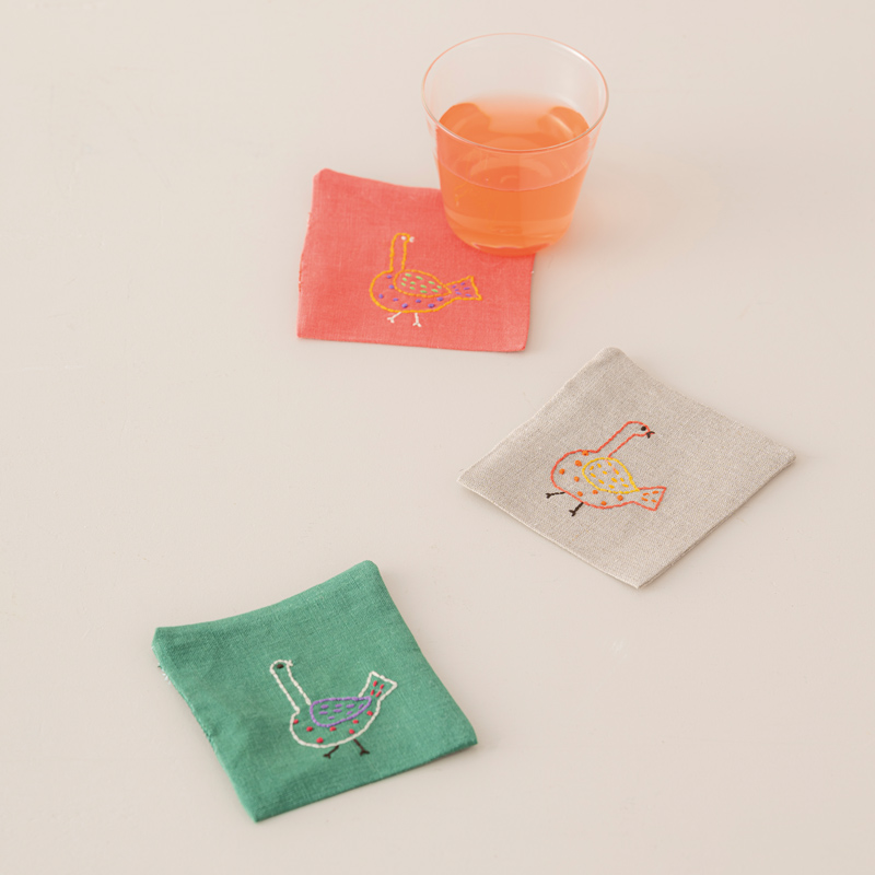 画像: かわいい「色とりどりの鳥のコースター」のつくり方。刺しゅう初心者でも簡単に。身近な動物のやさしい刺しゅう／手芸作家・庄司裕子さん［実物大図案つき］