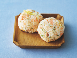 さけとディル、レモン皮のおにぎり