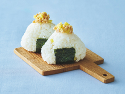 ひきわり納豆とたくあん、辛子のおにぎり