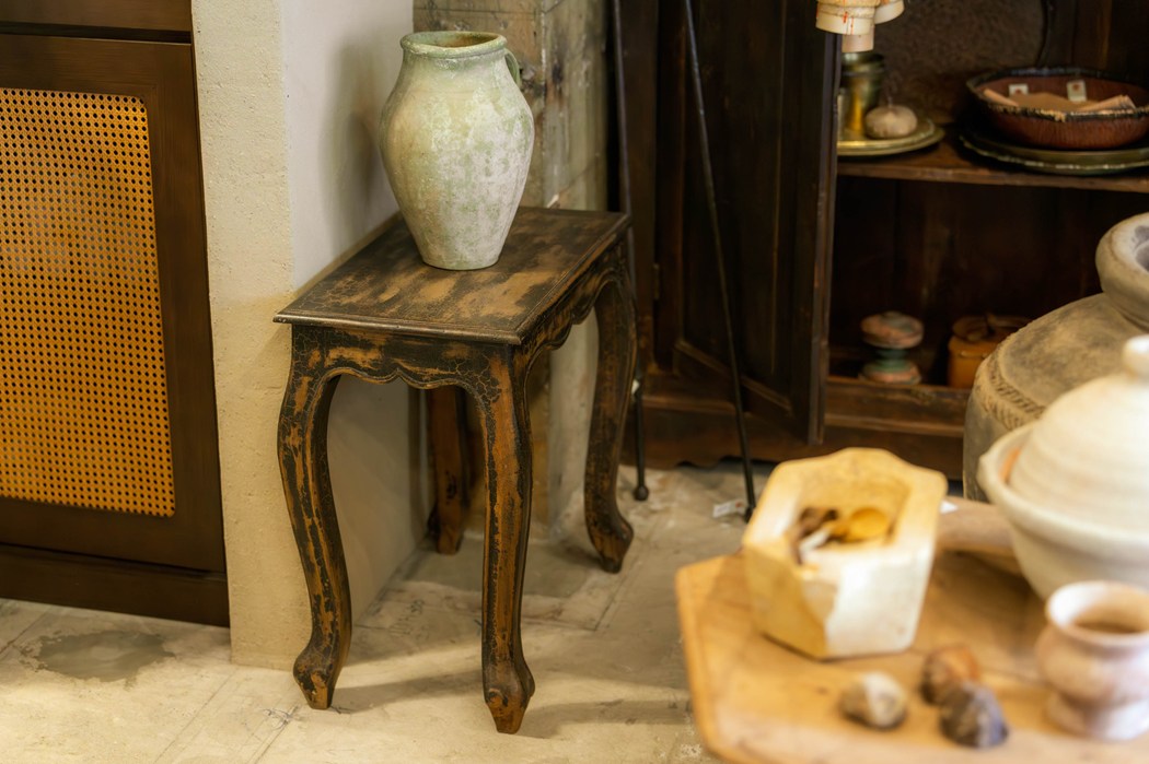 画像: 「自宅ではディスプレイに使っていて、花瓶と本を置いています。花瓶にお花はたまにしか入っていませんが（笑）」と西村さん