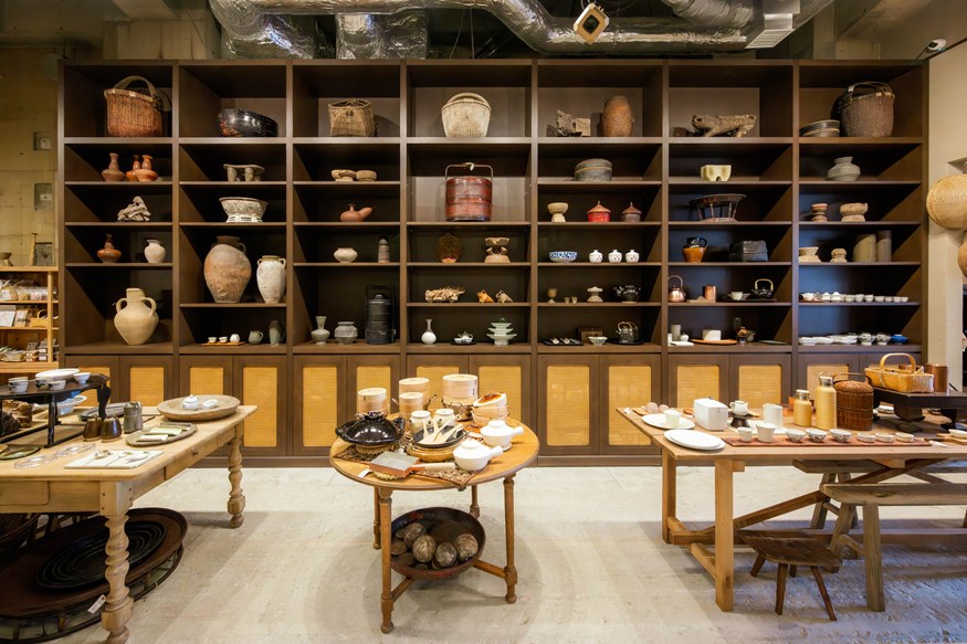 画像: 2025年8月オープン。棚の上段に並ぶのは、アンティークのアートピース