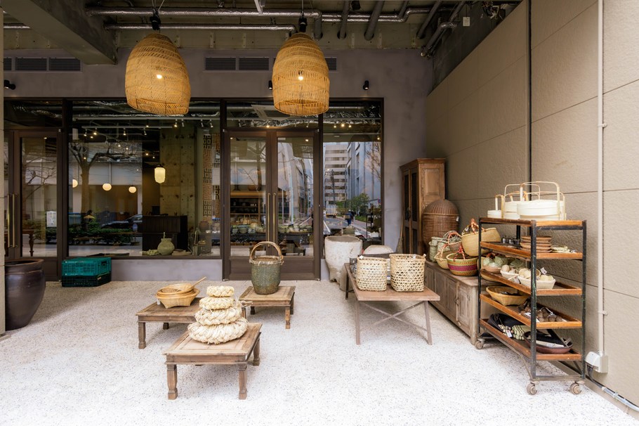 画像: 店頭には、アジア各地のカゴや荒物屋にあるような生活道具が並ぶ