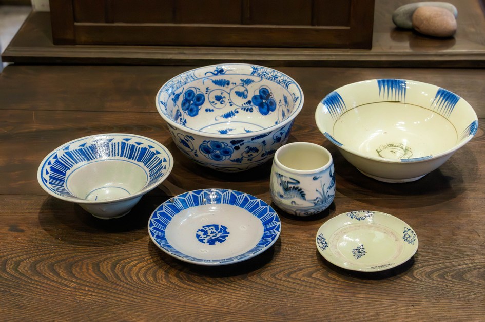 画像: 後ろの大鉢ふたつがソンべ焼き、そのほかがバッチャン焼き