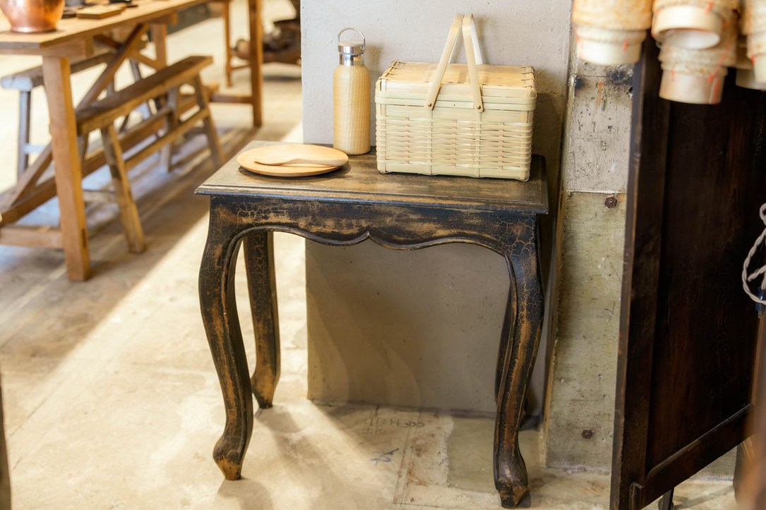 画像: 右から『おじろ角物店』のカゴ、中国の水筒、吉川和人さんの作品。竹編みの水筒は「CASICA KABUTOCHO」で取り扱い中