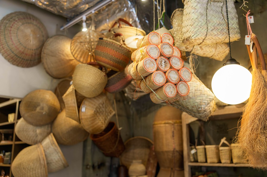 画像: 高さ4m近くの天井から、たくさんのカゴが。「異国を旅するような気分に浸っていただけたら」と店長の西村さん