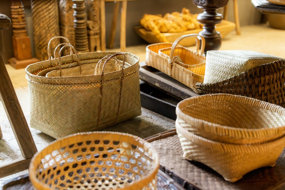 画像: 編み目の美しいカゴは、手前はインドネシア、奥のバッグはラオスのもの