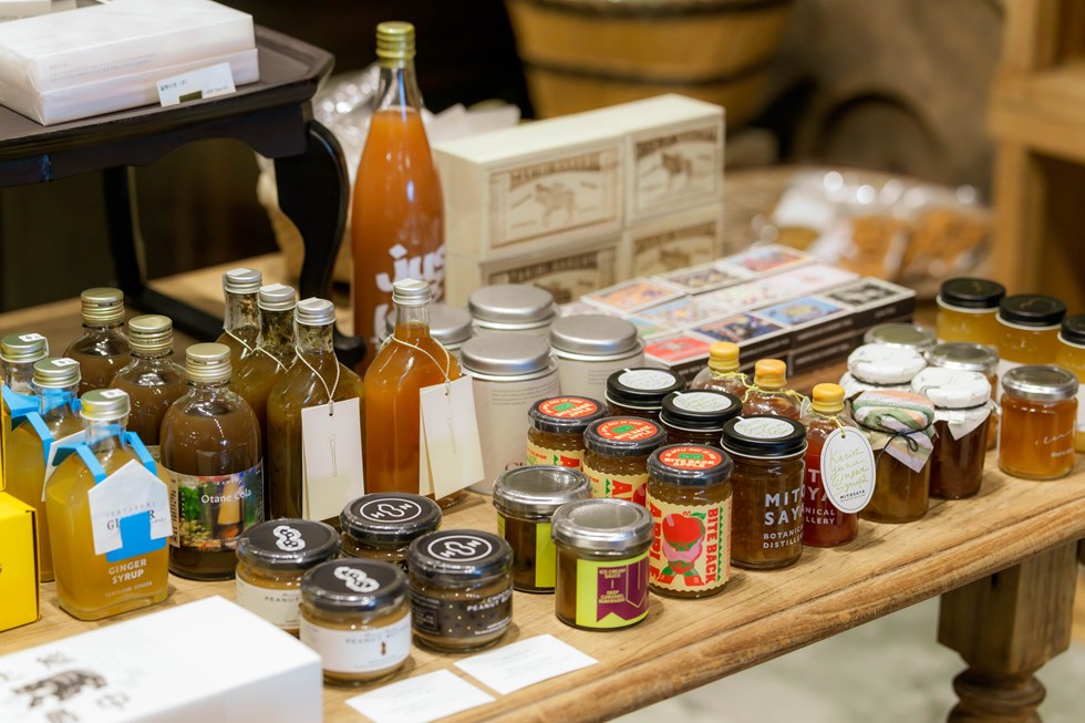 画像: 食品は“誰かにあげたくなる”がテーマ。基本は添加物無添加のものをセレクトしている