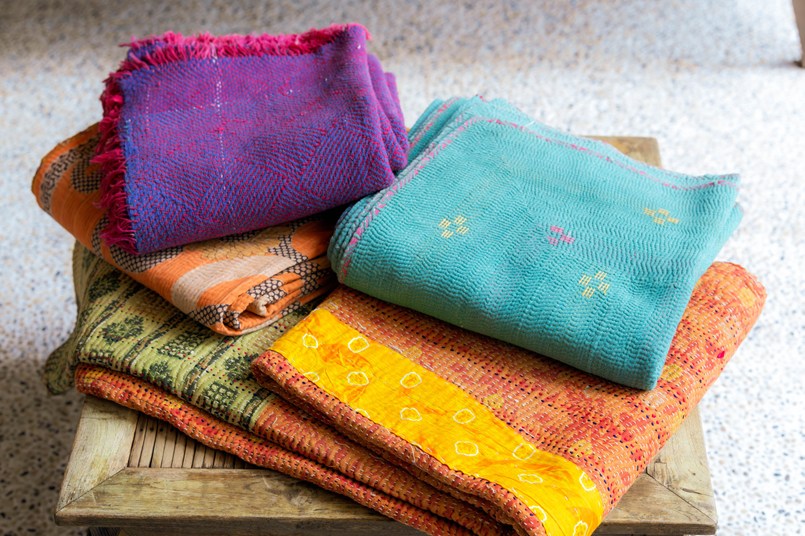 画像: インドの手仕事、カンタ。「柄がかわいいので、壁に飾ってもいいですね」と西村さん