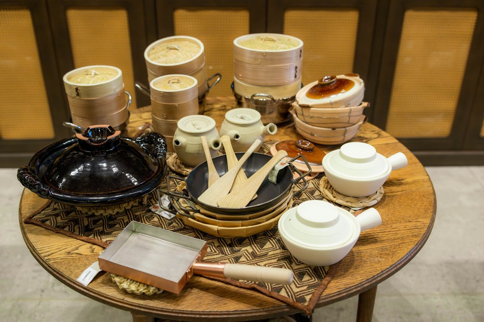 画像: 暮らしに根ざした調理道具も。ディスプレイに使われる家具は、すべて売りものなのだとか