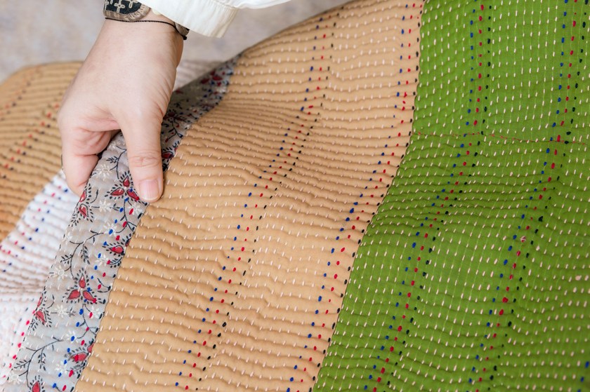 画像: 直線でチクチク縫われた、刺し子の縫い目が愛らしい