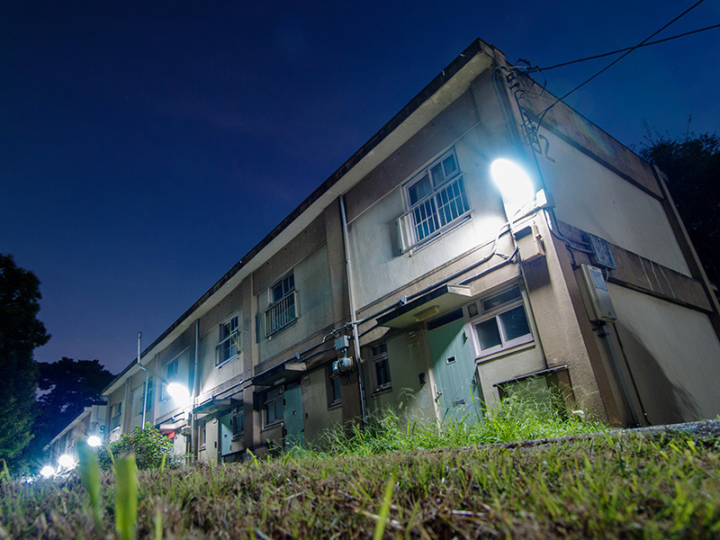 画像: 上皇陛下が皇太子時代に視察に訪れ、ベランダに立った団地として有名な「ひばりが丘団地」（東京都・西東京市、現在は建て替え済み）にあったテラスハウス。多分賃貸だと思います。昭和30年代のテラスハウスは、こんなにシンプルなデザインでした。昔は郊外型の団地にズラーっと建っていたのですが、すっかり見られなくなりました