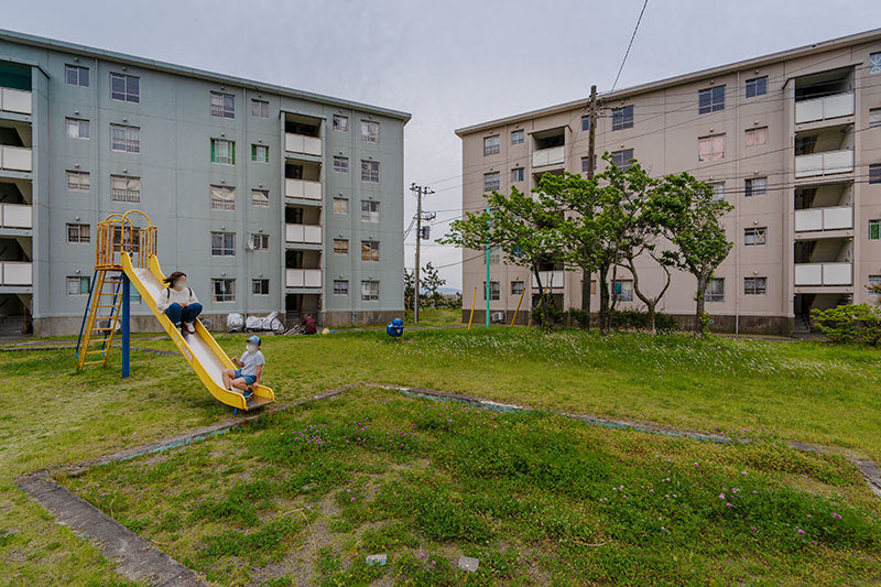 画像: 団地の代表格といえばこの「板状階段室型住宅」タイプ。どれも同じように見えるかもしれませんが、実はバリエーションが豊富なんです