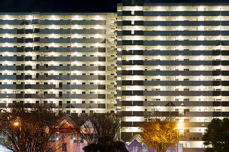 画像: いわゆる普通のマンション型。面白みがないなんて意見が聞こえてきそうですが、通路側の造形美にしびれるようになれば、あなたも立派な団地マニアです