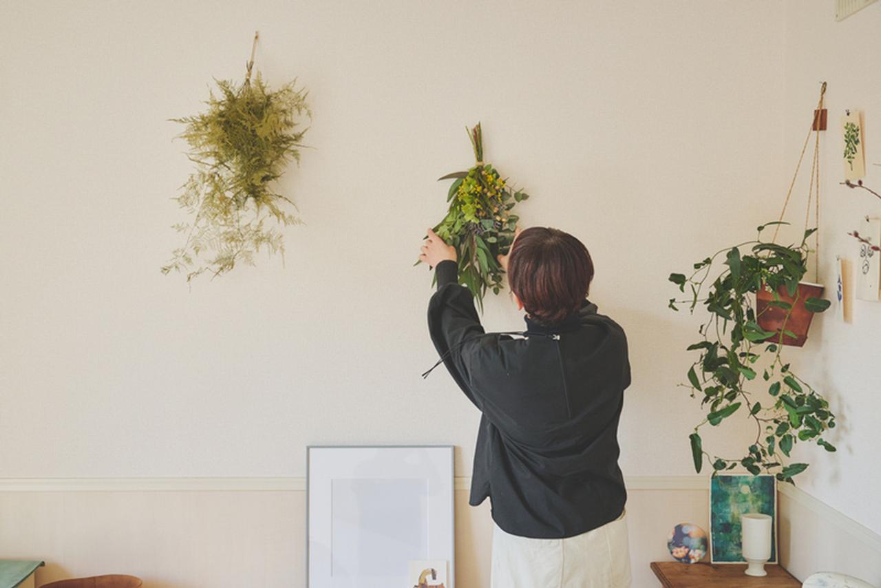 画像: スワッグを「センスよく飾る」かんたんなコツ。壁に穴を開けられない“賃貸マンション”で素敵に飾る方法も／グリーンスタイリスト・吉原友美さん - 天然生活web