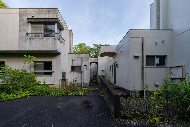 画像: テラスハウスはいろいろなタイプがあって面白いです。茨城県・つくばで解体寸前で廃墟になっていたテラスハウス。おそらく分譲タイプと思われます。廃墟とはいえあまりのカッコよさにたくさん写真を撮ってしまいました