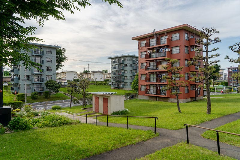 画像: なんとな～く、「スターハウス住棟」のローコスト版に思えなくもない「ボックス住棟」。そのためか、スターハウスと比べて多数が現存しています。日本の団地といえば白かアイボリーを基調とした明るい色が一般的でしたが、最近はヨーロッパの集合住宅思わせる（注：川添の勝手な想像です）カラーリングが増えてきました