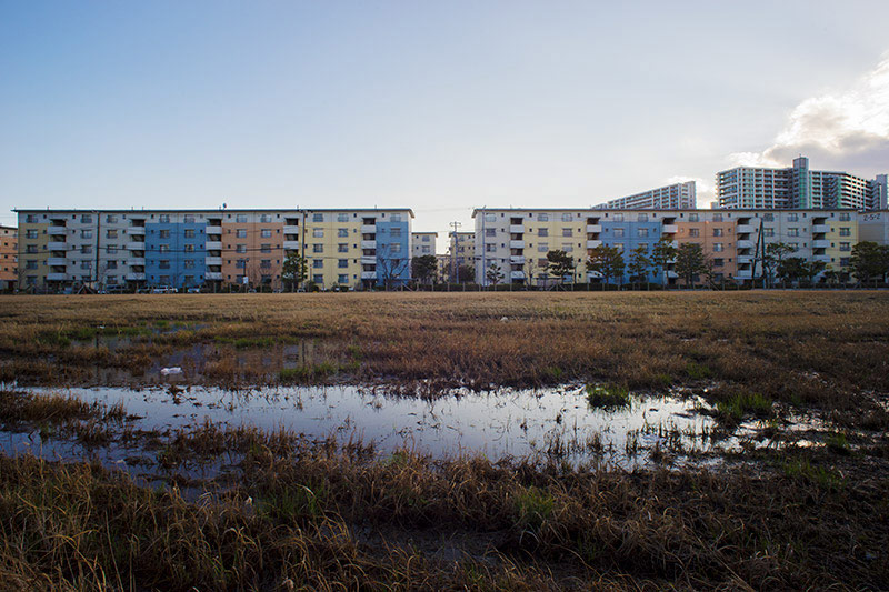画像: 1枚目の写真ではよくわからなかったかもしれませんが、階段室と両側の居室が連続して、横に長い板状の建物になっている様子です。どのくらい連続して横に長いかは、まちまちなんです