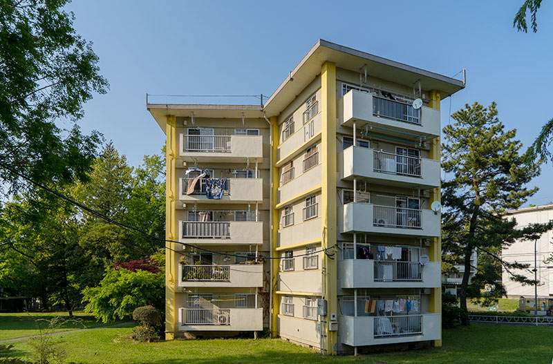 画像: どーん！ こちらが団地界のアイドル「スターハウス住棟」です。建物の中央に螺旋状の階段があって、あちこちに住戸の入り口のドアがあって楽しそうなんですよ。各住戸も3方、あるいは2方に開口がある開放感あふれる間取りで、緑豊かな団地の景色も楽しめる、団地好きにとっては夢のような住まいです。住んでみたかったなー