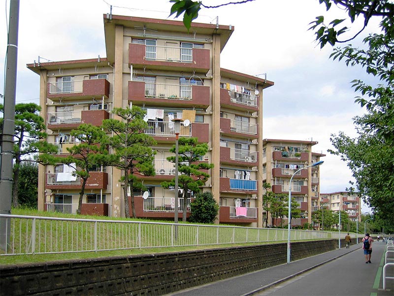 画像: こちらは2000年頃の「赤羽台団地」のスターハウスなんですが、聖地過ぎて何度も通っているうちに、ほぼ同じ構図で撮ってしまっていたという、団地愛溢れる我ながら微笑まし過ぎる写真になっております。カラーリングの変化もわかって面白いですねー。いまさらですが、5年の間に治安が悪化したのかが心配になりました