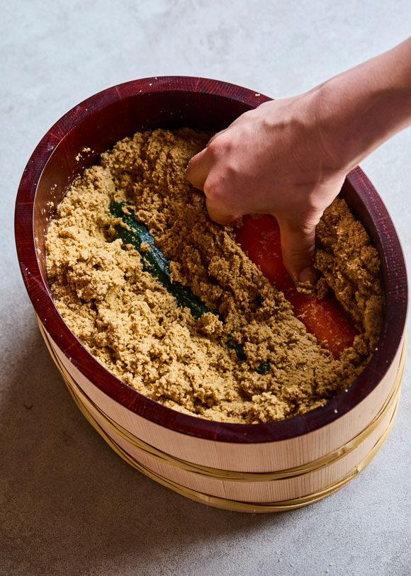 画像: ２　ぬか床にしっかり押し込む