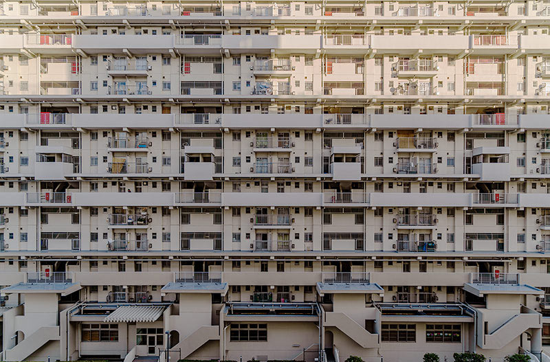 画像: 「スキップ廊下型住棟」の通路側の雄姿をお楽しみください。団地初心者には驚かれる形状ですが、実はたくさん建ってます