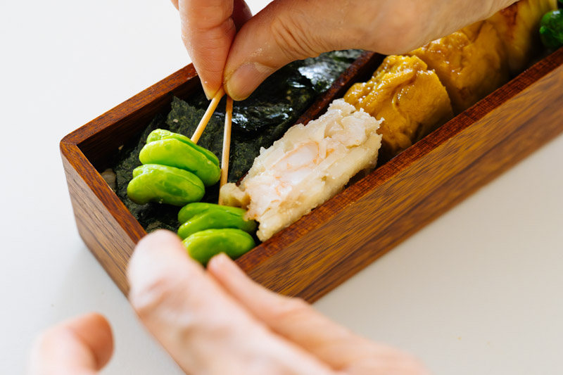 画像: すき間にそら豆を詰める