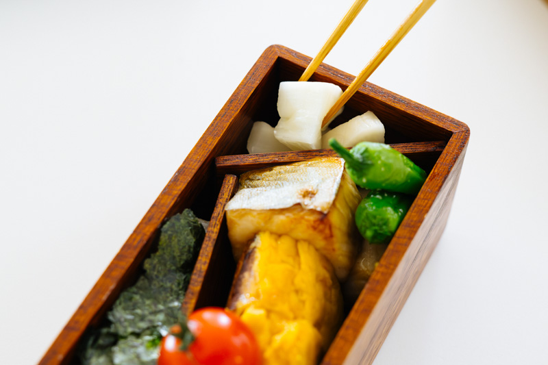 画像: におい移りが気になるおかずは仕切りで分けるとよい