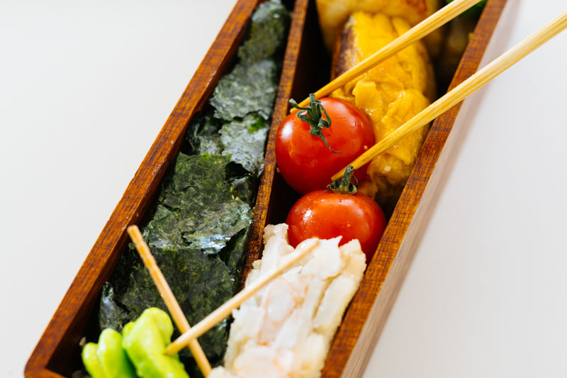 画像: お箸でおかずをおさえると、意外とすき間が空く