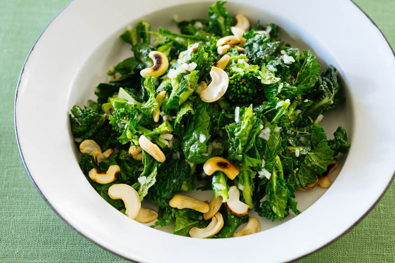 画像: 菜の花と玉ねぎ、ナッツのサラダのつくり方