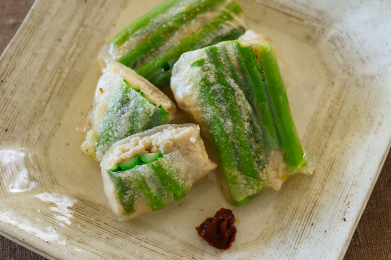 画像: 鶏ひき肉とアスパラのエスニック焼き春巻きのつくり方